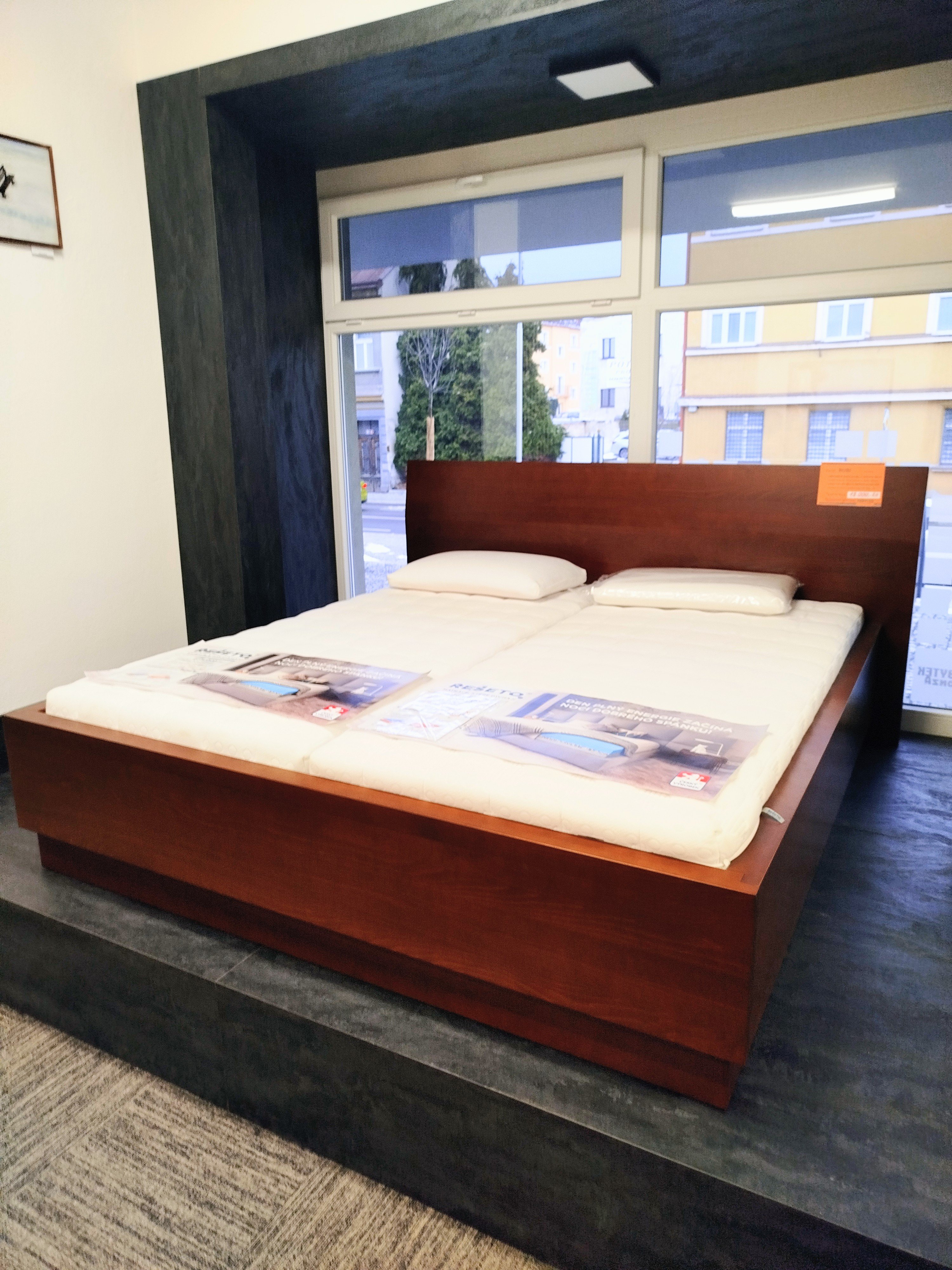 Postel RUBI 180x200 s úložným prostorem, masiv buk, povrchové poškození